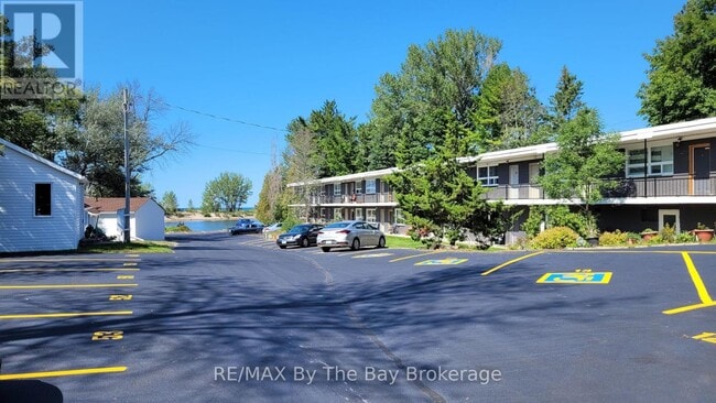 Photo du bâtiment - 280-280 River Rd E