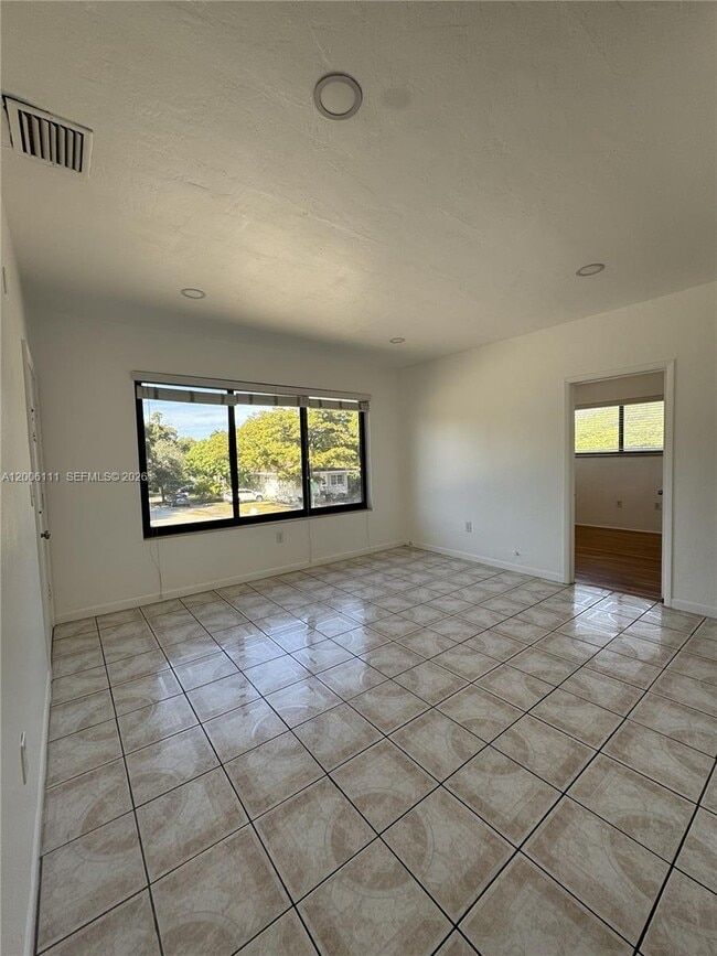 Foto del edificio - 350 Madeira Ave