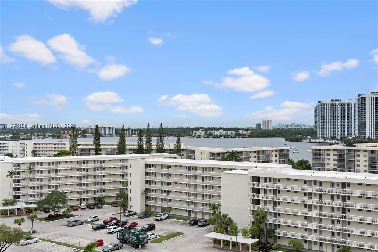 Foto principal - 18011 Biscayne Blvd