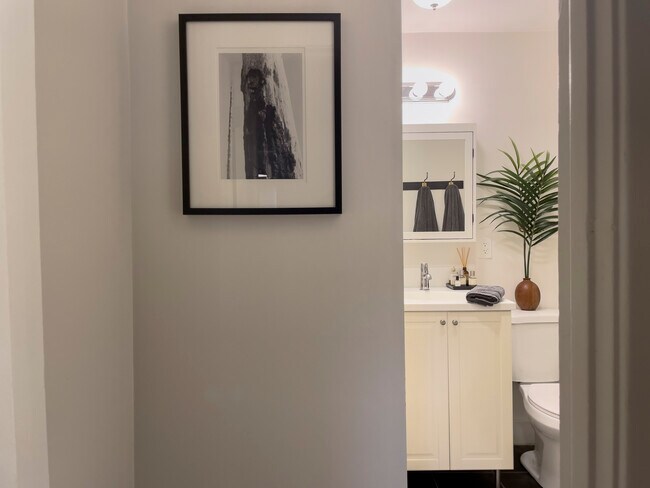 Foto del edificio - 1256 N Poinsettia Pl