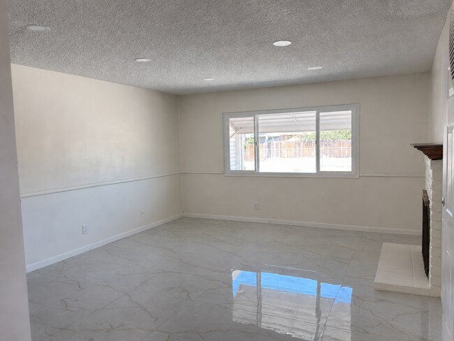 Foto del edificio - 15414 Eleanor Ln