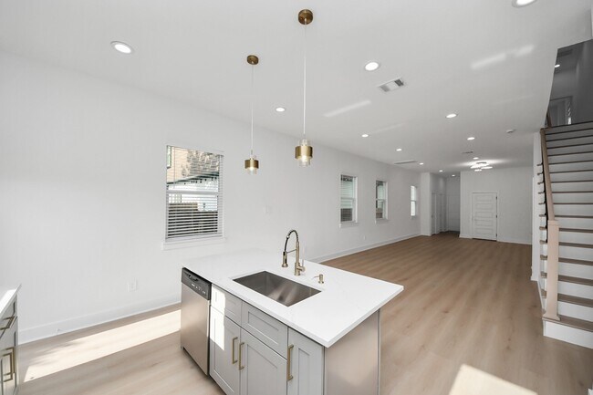Building Photo - 8601 Amadwe St