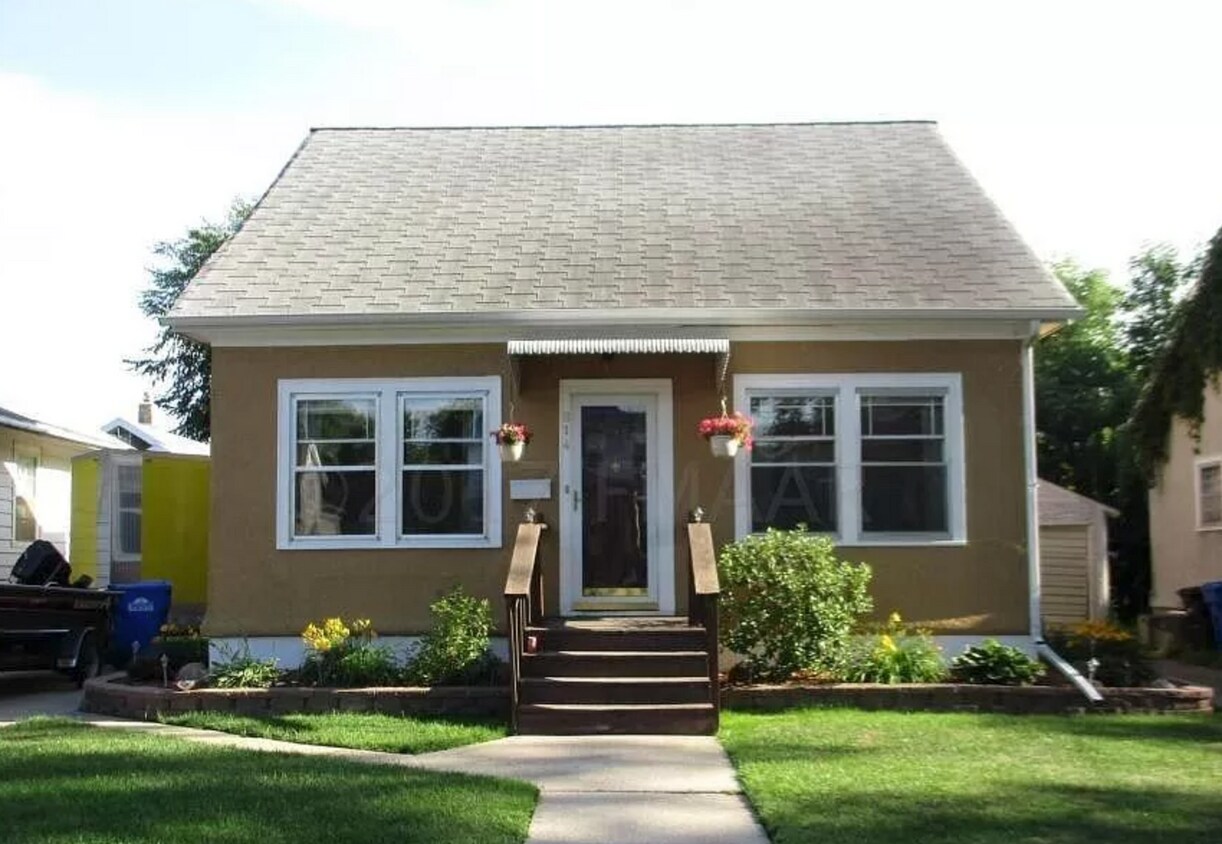 Foto principal - 814 11th Ave N