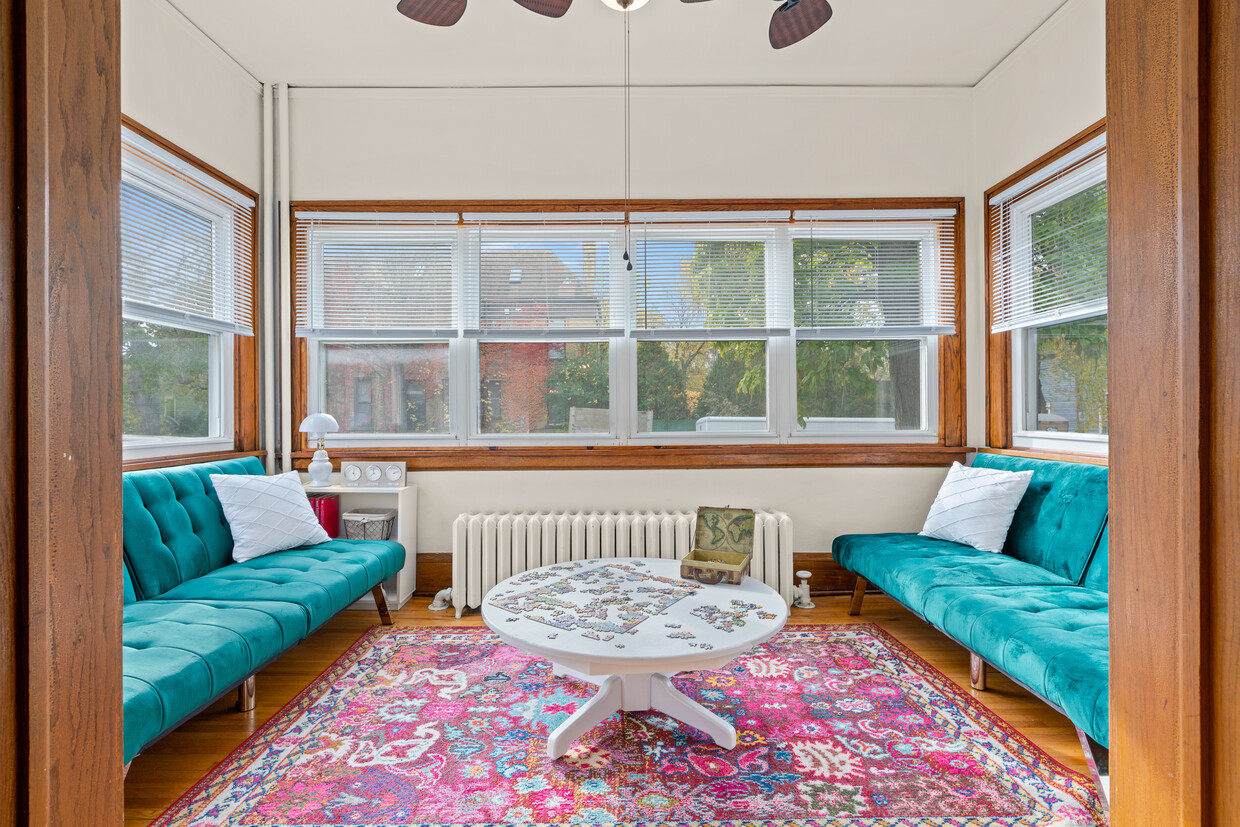 Bright, welcoming sun room - 210 W 27th St