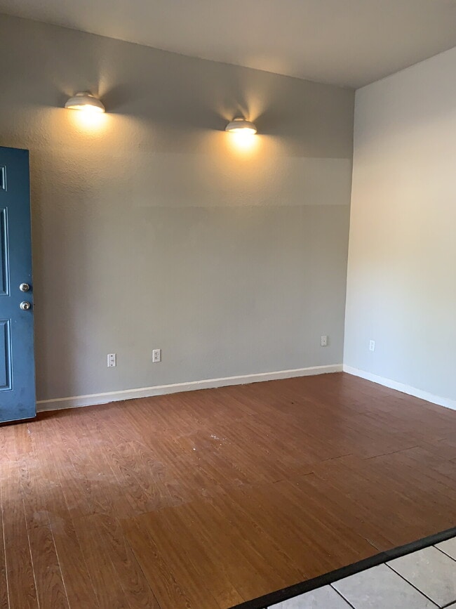 Building Photo - "Charming 1-Bedroom Retreat in Jonesboro's...