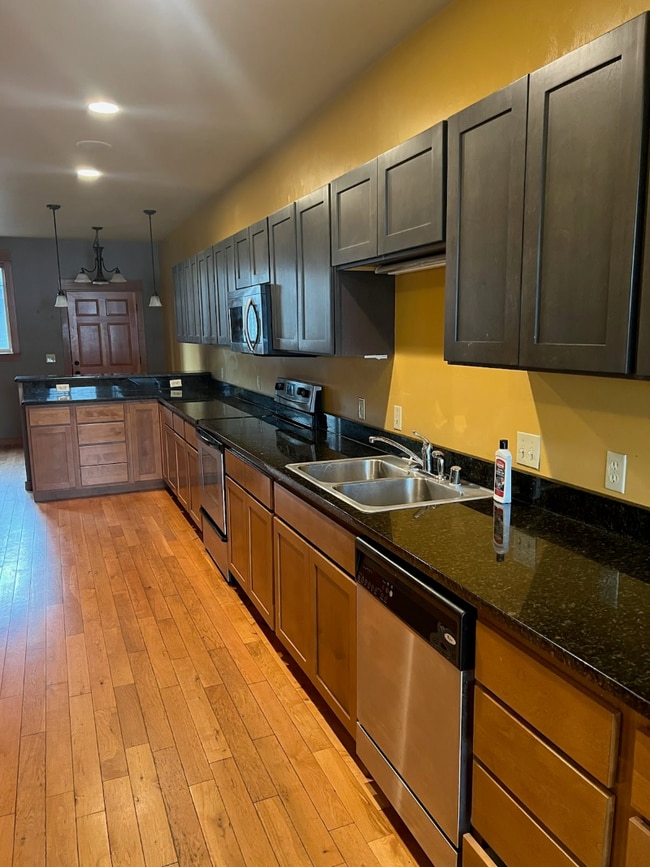 Building Photo - GORGEOUS, Spacious 3 bedroom, 2.5 bath condo