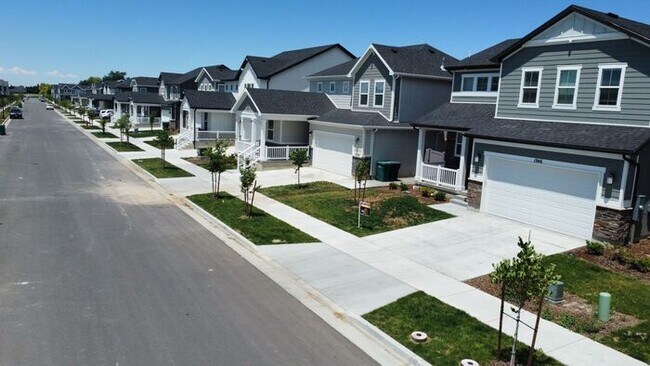 Building Photo - 3 bdrm 2 1/2 bath Home- Small Dog Friendly