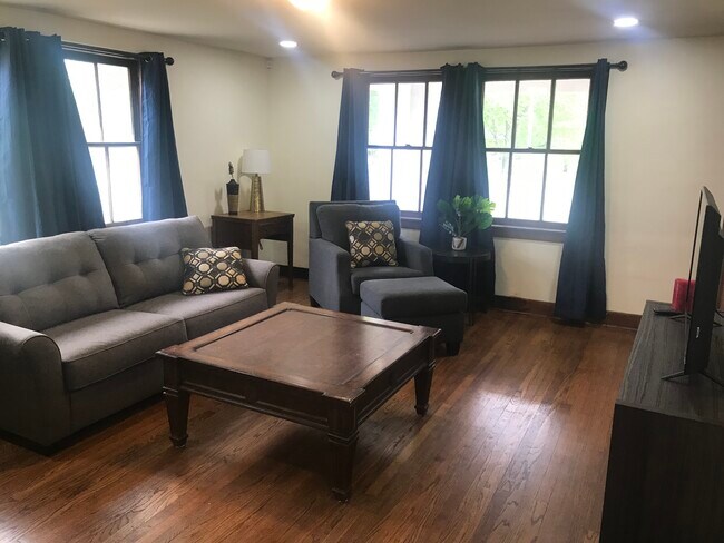 Foto del edificio - 908 Honor Heights Dr