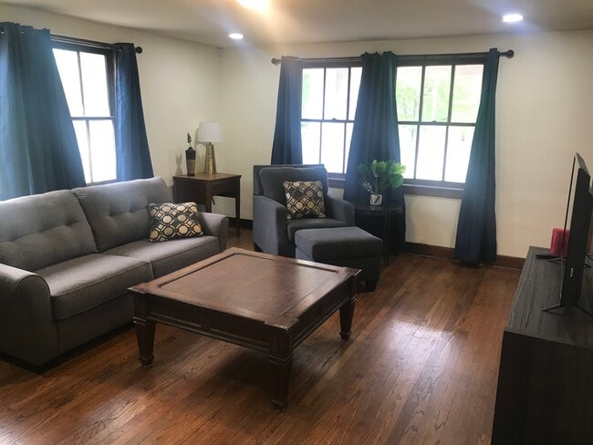 Building Photo - 908 Honor Heights Dr