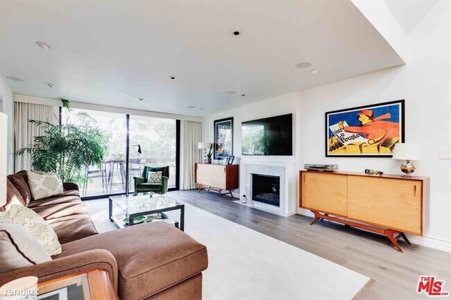 Building Photo - 3 br, 3 bath Condo - 851 N Kings Rd Apt 303