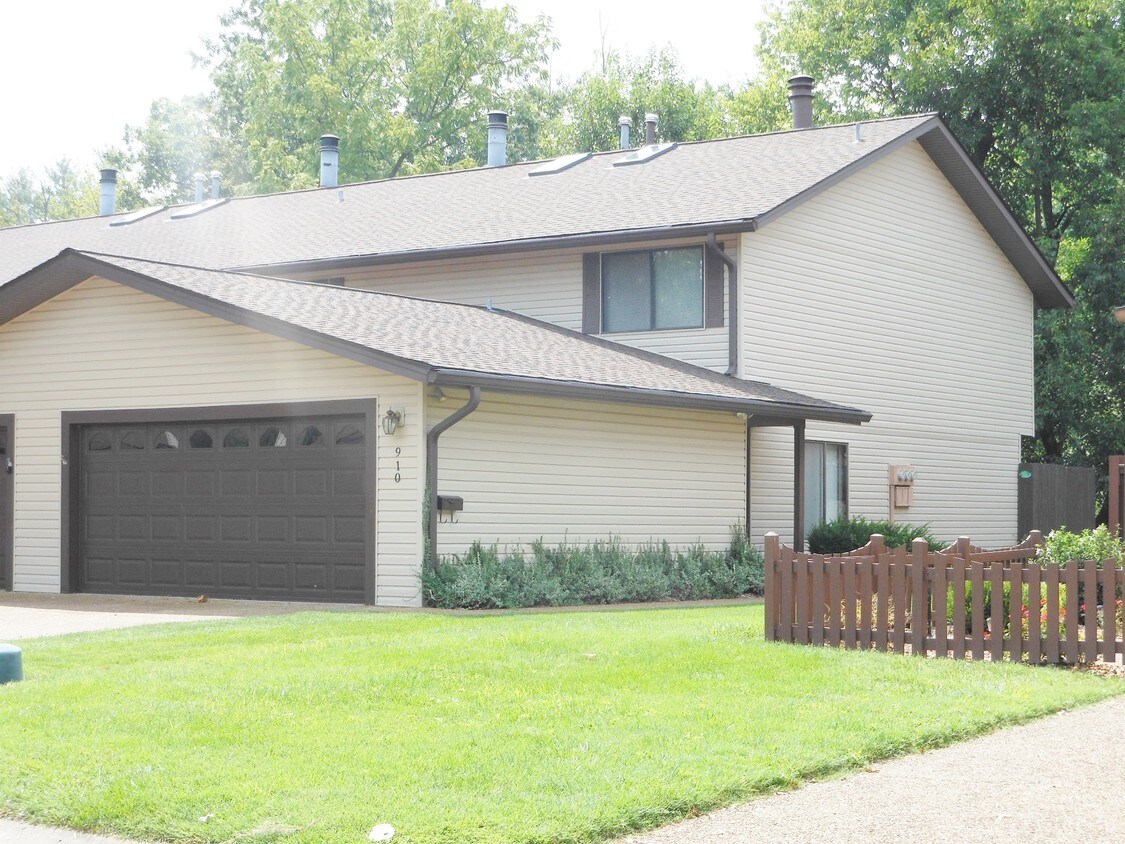910 Westwood Dr, Maryville, IL 62062 Townhome Rentals in Maryville IL
