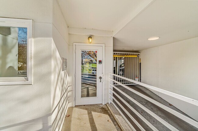 Foto del edificio - Spacious 1 Bed 1 Bathroom Capitol Hill Unit!