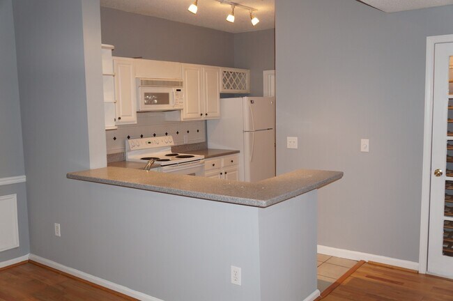 Building Photo - Rare 2 bed 2 bath condo located in The Tuscany