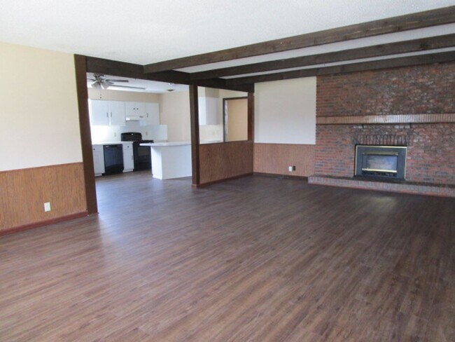Building Photo - Home on West Side Available