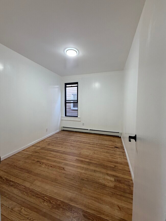 Foto del edificio - 5512 Roosevelt Ave