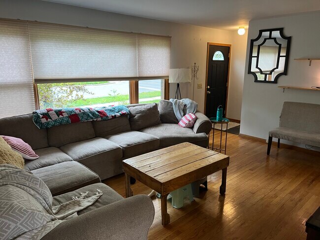 Living Room - 2620 Greenway Vw