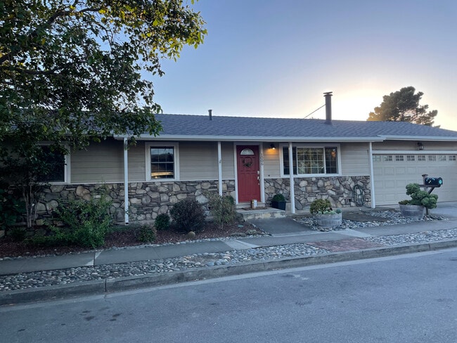 Building Photo - 1006 Dwight Ave