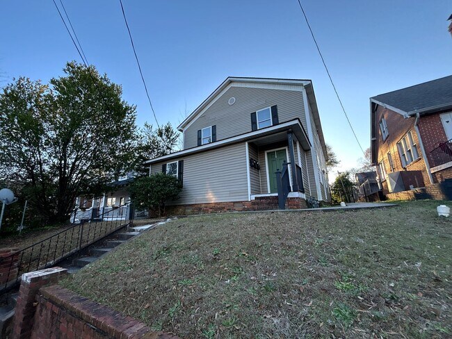 Building Photo - Pre-Leasing for the 26-27 School Year! - J...