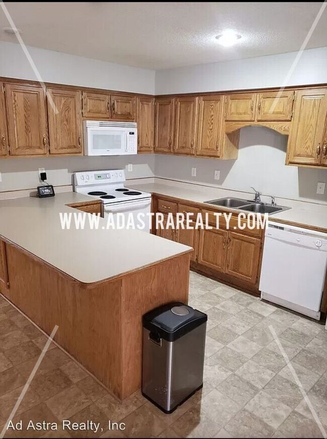 Foto del edificio - Spacious and Affordable Duplex in Peculiar-Available in JUNE!!
