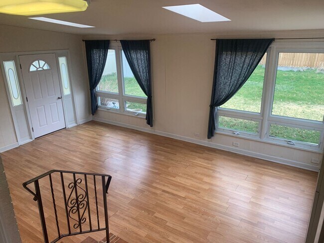 Building Photo - 3Bed/1.5Bath Home Fenced Yard 2 Car Garage...