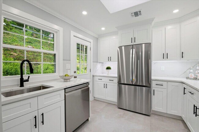 Building Photo - 8 Fairway Pl