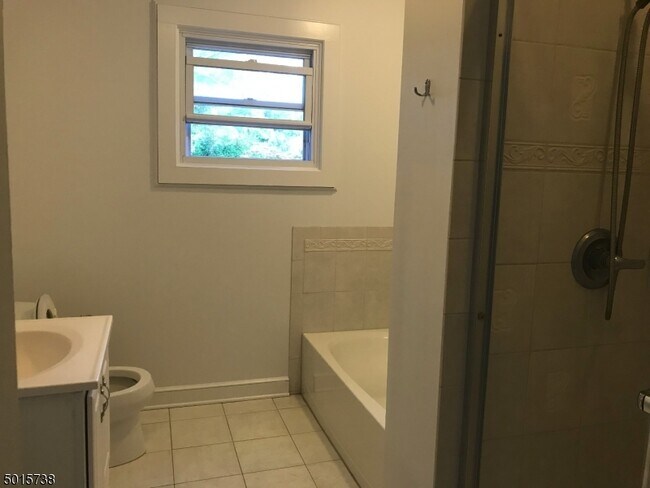 Foto del edificio - 180 Old Short Hills Rd