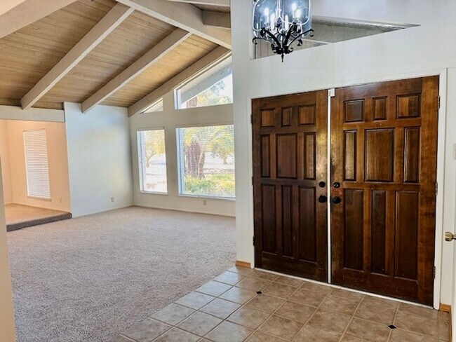 Foto del edificio - $3,300 Fowler & Shepherd, Solar & Swimming...