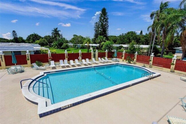 Foto del edificio - 5823 Tidewood Ave
