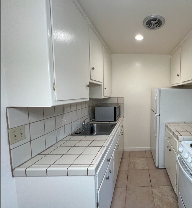 Foto del edificio - 784 Carmel Ave