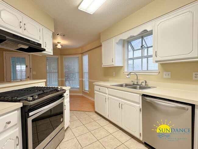 Building Photo - Charming 3-Bedroom Home in Desirable Blue ...