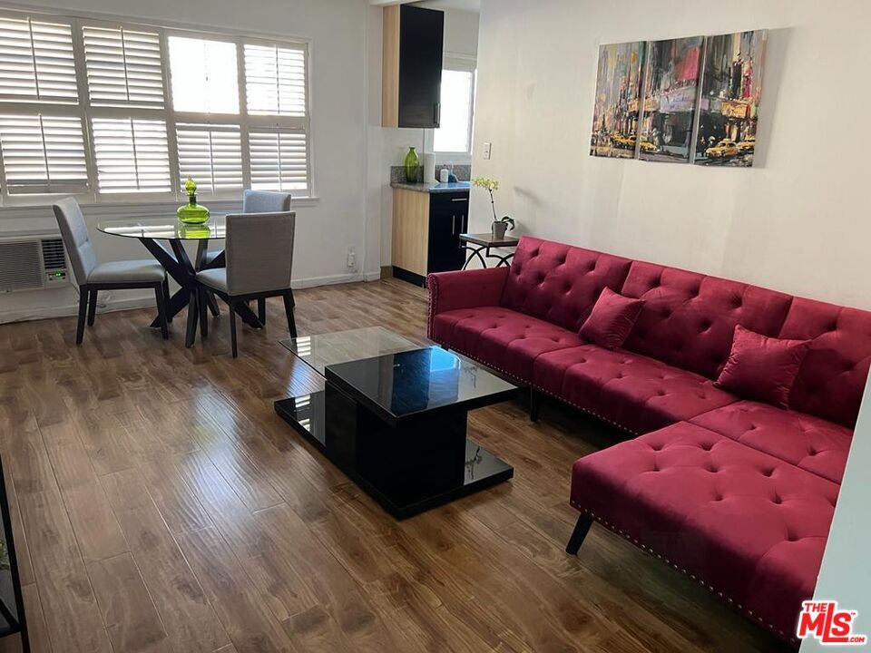 Foto principal - 139 S Rexford Dr