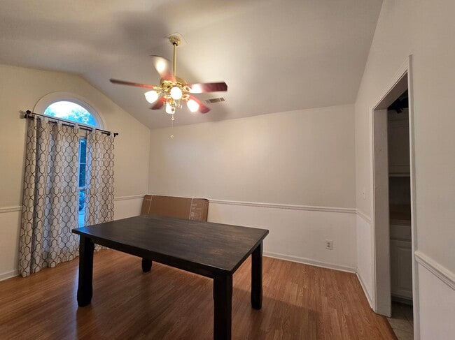 Foto del edificio - 5945 Lost Creek Dr