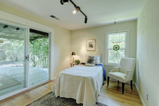 Building Photo - 859 Austin Ave