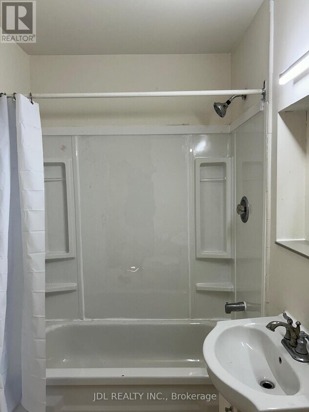 Building Photo - 21 Squires Ave