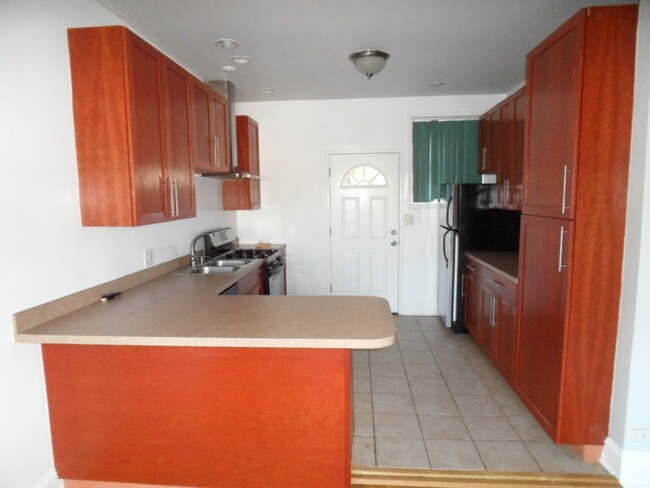 Building Photo - 1527 W Farwell Ave