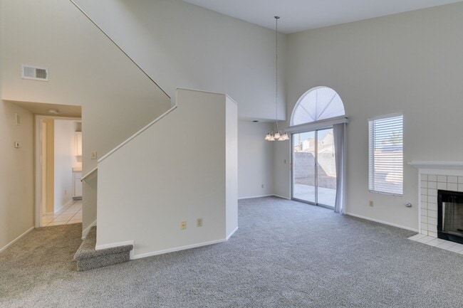 Foto del edificio - PARADISE VALLEY, 3 BDRM, 3 FULL BATH, 1 BDRM+FULL BATH DOWNSTAIRS, NO HOA