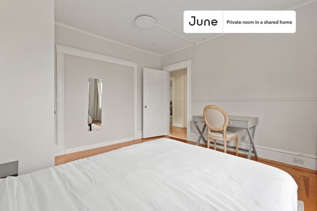 Building Photo - Private bedroom in 3 bed/1 bath Home