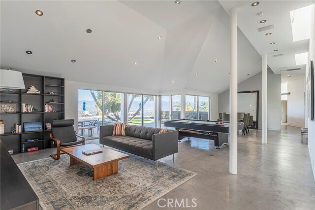 Foto del edificio - 13741 Mulholland Dr