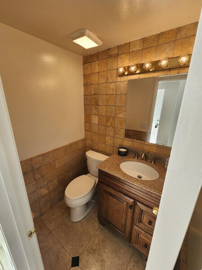 Building Photo - Rancho Niguel: 2 Bedroom 2.5 Bath Attached Townhouse,