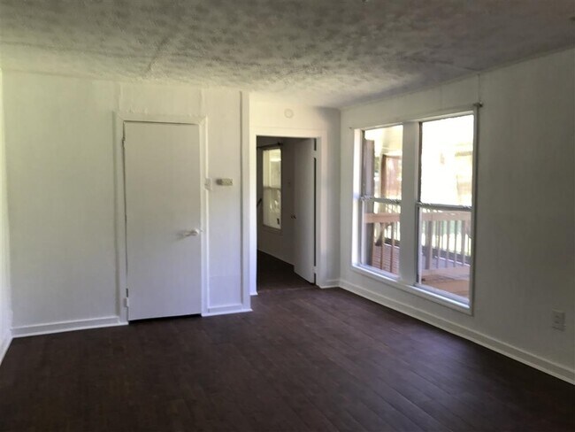 Building Photo - 208 Williams St