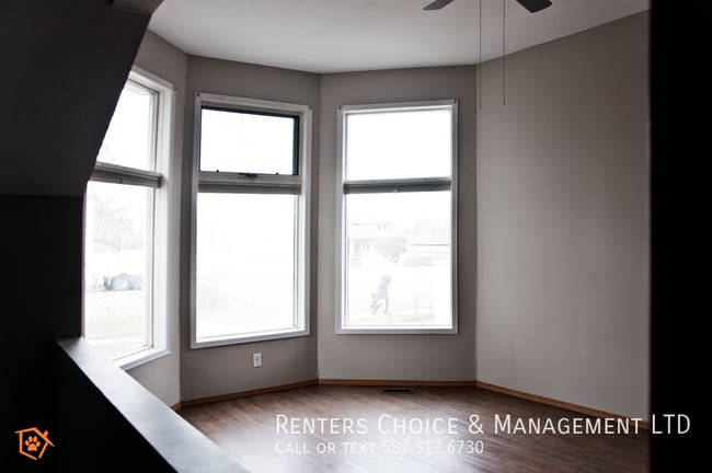 Building Photo - Cat Friendly Townhouse, No Carpet, Driveway Parking