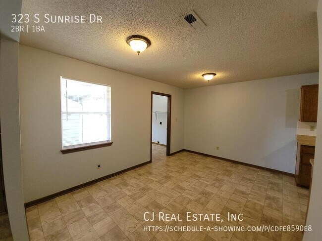 Building Photo - 323 S Sunrise Dr