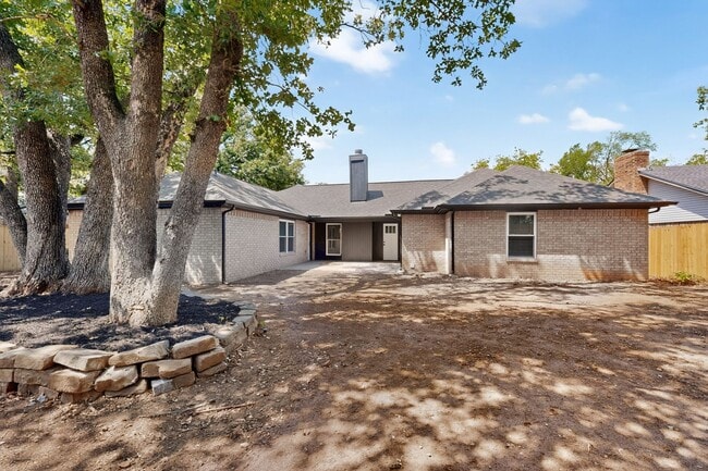 Building Photo - 2511 Tanglewood Dr
