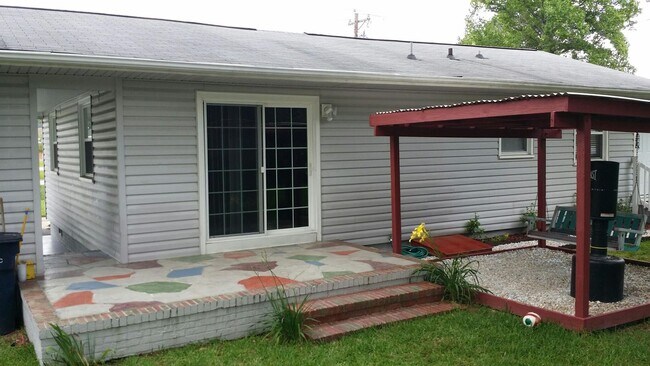 Foto del edificio - NEWLY RENOVATED RENTAL HOME!!