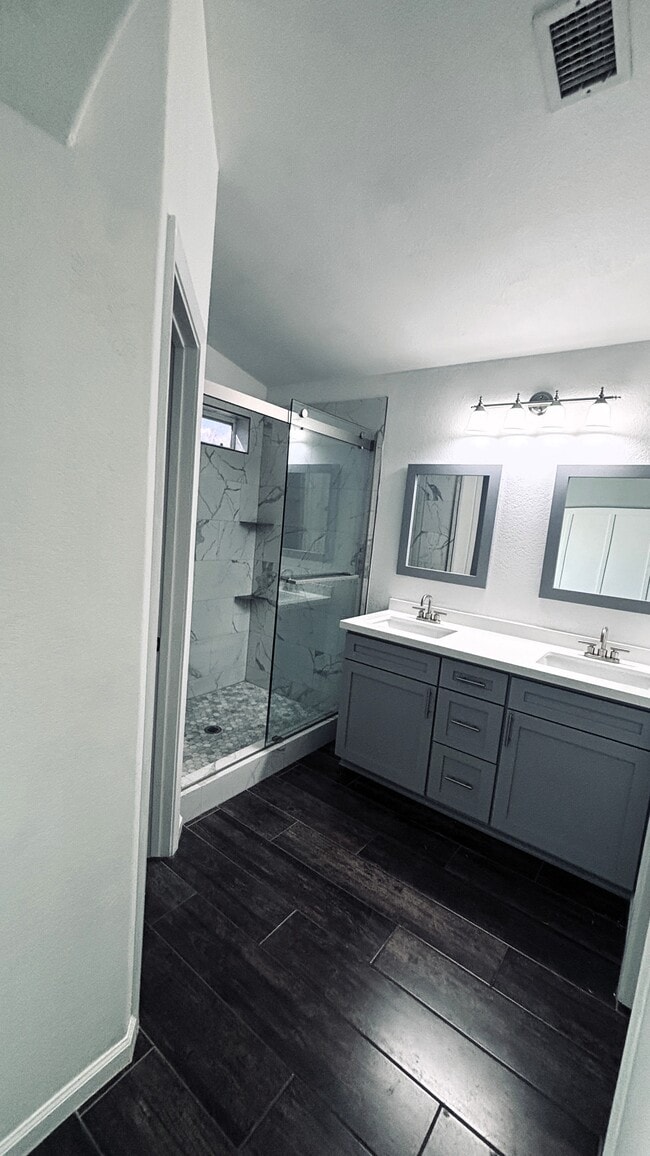 Building Photo - 280 S Bedford Dr