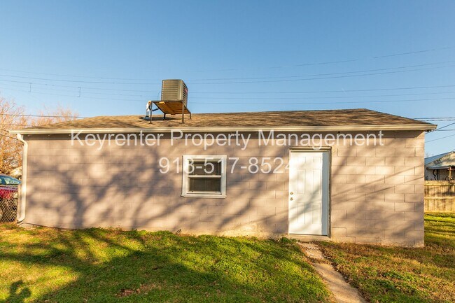 Foto del edificio - 1345 N Lewis Pl