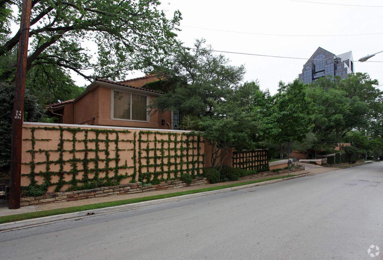 Building Photo - Villas at the Mansion