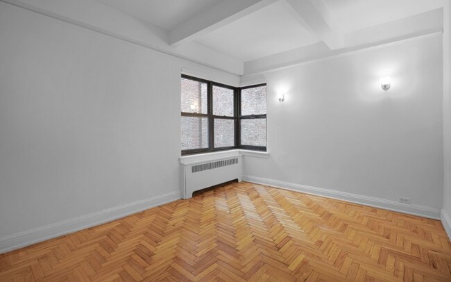 Building Photo - 245 E 11th St