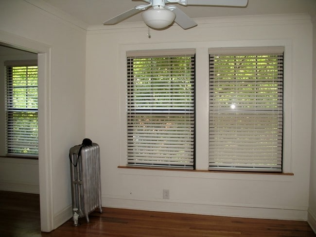 Interior Photo - 921-929 W Oakdale Ave