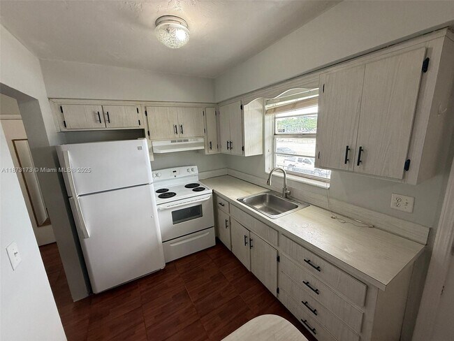 Foto del edificio - 7401 Pines Blvd